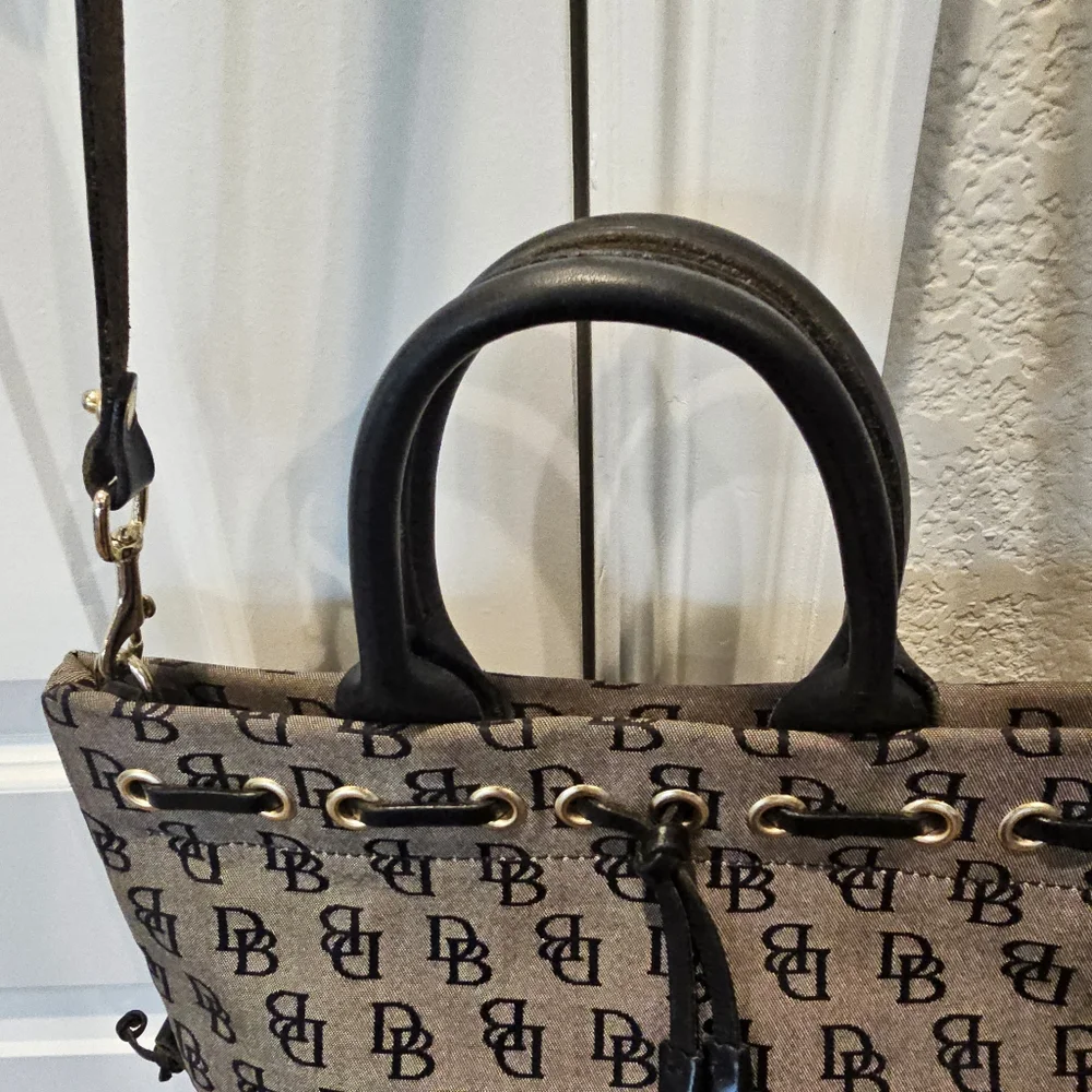 Dooney & Bourke Signature Logo Handbag with Crossbody Strap EUC - Picture 7 of 7